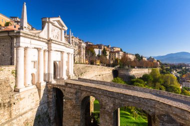 Güzel Porta San Giacomo kapısı ve İtalya 'nın Bergamo kentindeki eski Citta Alta şehir duvarları