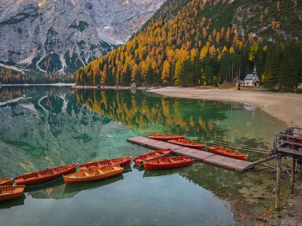 Boote Auf Dem Pragser See Den Dolomiten Bei Sonnenaufgang Italien — Stockfoto