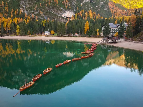 Boten Het Lago Braies Meer Dolomieten Bij Zonsopgang Italië — Stockfoto