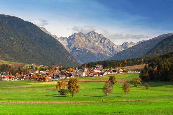 Idylliczna Sceneria Miasta Rasun Sotto Południowym Tyrolu Jesienią Włochy — Zdjęcie stockowe
