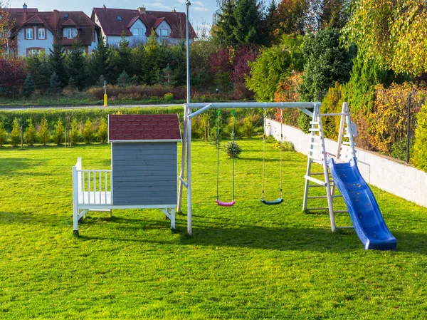 Jardín Verde Iwith Hermosa Casa Madera Para Niños Parque Infantil — Foto de Stock