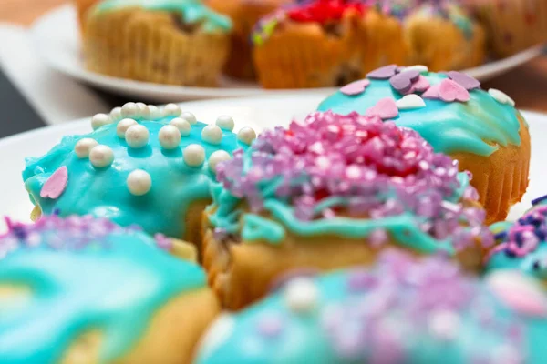Hjemmelagde Cupcakes Med Fargerik Glasur Tallerkenen – stockfoto
