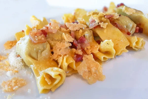 Traditionele Casoncelli Alla Bergamasca Het Bord Traditionele Gevulde Pasta Uit — Stockfoto