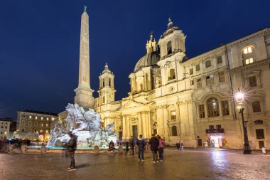 Roma, İtalya - 9 Ocak 2019: Geceleri Piazza Navona, Roma, İtalya, mimarisi