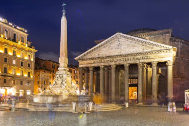 Roma, İtalya - 9 Ocak 2019: Roma, İtalya 'daki Pantheon tapınağındaki çeşme