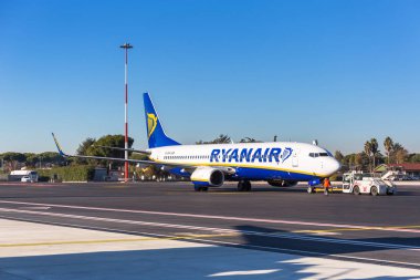 Roma Ciampino, İtalya - 12 Ocak 2019: Roma yakınlarındaki Ciampino Havaalanı 'nda Ryanair uçağı. Ryanair, Avrupa 'nın en büyük düşük maliyetli havayolu şirketi..