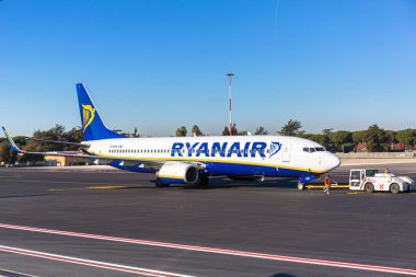 Roma Ciampino, İtalya - 12 Ocak 2019: Roma yakınlarındaki Ciampino Havaalanı 'nda Ryanair uçağı. Ryanair, Avrupa 'nın en büyük düşük maliyetli havayolu şirketi..
