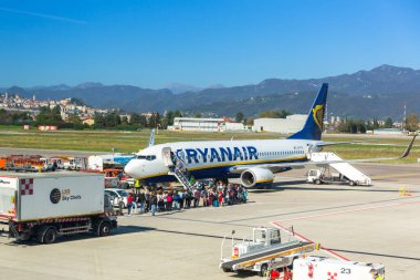 Bergamo, İtalya - 26 Ekim 2019: Ryanair uçağı İtalya 'daki Bergamo Havaalanı' nda yolcu bekliyor. Ryanair, Avrupa 'nın en büyük düşük maliyetli havayolu şirketi..