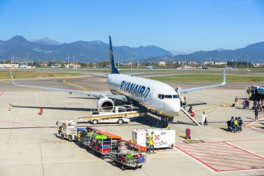 Bergamo, İtalya - 26 Ekim 2019: Ryanair uçağı İtalya 'daki Bergamo Havaalanı' nda yolcu bekliyor. Ryanair, Avrupa 'nın en büyük düşük maliyetli havayolu şirketi..