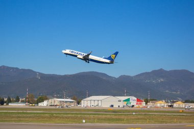 Bergamo, İtalya - 26 Ekim 2019: Ryanair uçağı İtalya 'daki Bergamo Havaalanı' ndan havalanır. Ryanair, Avrupa 'nın en büyük düşük maliyetli havayolu şirketi..