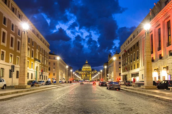 ピエトロ広場や夕暮れ時にバチカン市国の大聖堂にローマ イタリア 2019 — ストック写真