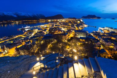 Norveç Denizi 'ndeki Alesund şehrinin üzerindeki merdivenli yol.