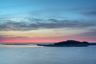 Norveç Denizi üzerinde gün batımı Alesund, Norveç yakınlarında