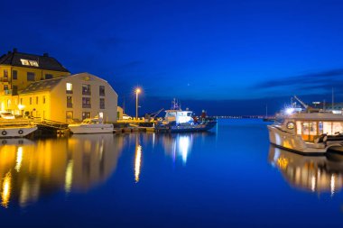 Alesund şehrinin limanının mimarisi Norveç sularına yansıdı.