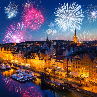 Gdansk'taki eski şehrin güzel mimarisi alacakaranlıkta, Polonya