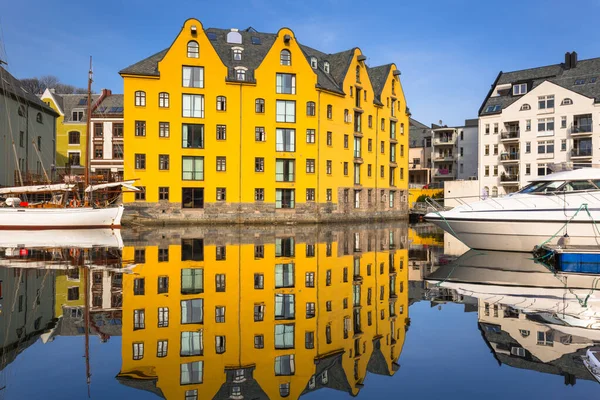 Farbenfrohe Architektur Von Alesund Spiegelt Sich Wasser Norwegen — Stockfoto