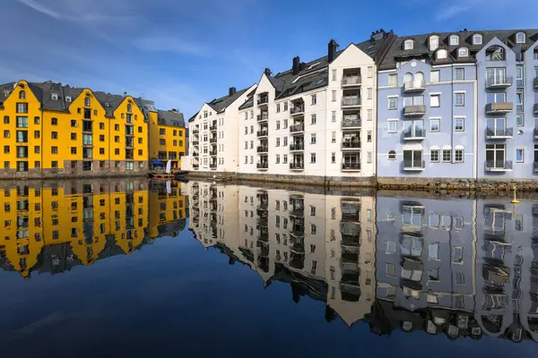 Farbenfrohe Architektur Von Alesund Spiegelt Sich Wasser Norwegen — Stockfoto