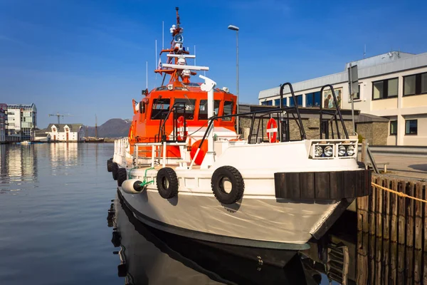 Güneş Doğarken Alesund Şehrinin Limanında Balıkçı Teknesi — Stok fotoğraf
