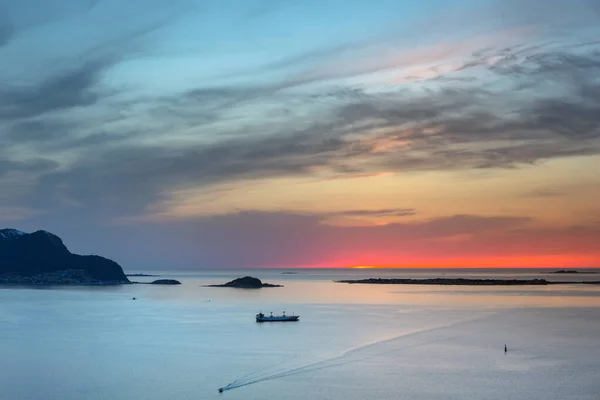 Pôr Sol Sobre Mar Norueguês Perto Alesund Noruega — Fotografia de Stock