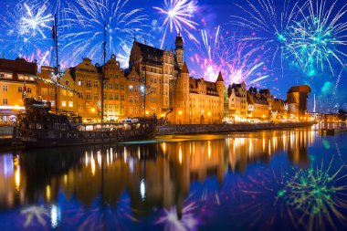 Gdansk'taki eski şehrin güzel mimarisi alacakaranlıkta, Polonya