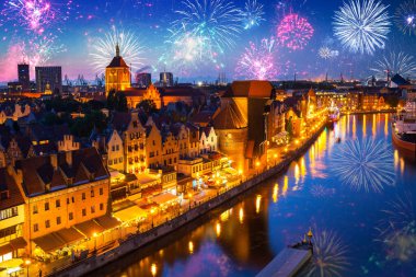 Gdansk'taki eski şehrin güzel mimarisi alacakaranlıkta, Polonya