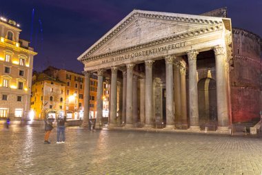 Roma, İtalya 'da gece yarısı Pantheon tapınağının mimarisi