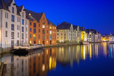 Alesund şehrinin mimarisi geceleyin Norveç 'te suya yansıdı.
