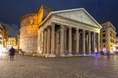 Roma, İtalya 'da gece yarısı Pantheon tapınağının mimarisi