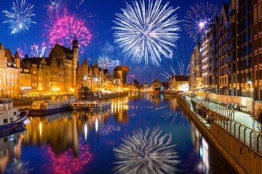 Gdansk'taki eski şehrin güzel mimarisi alacakaranlıkta, Polonya