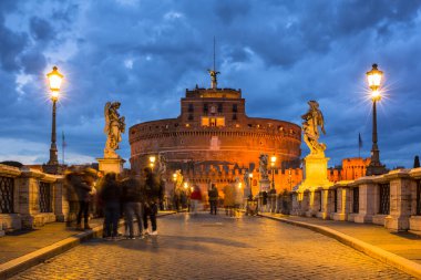 Roma 'daki Tiber nehri üzerindeki Aziz Melek Şatosu, alacakaranlıkta, İtalya
