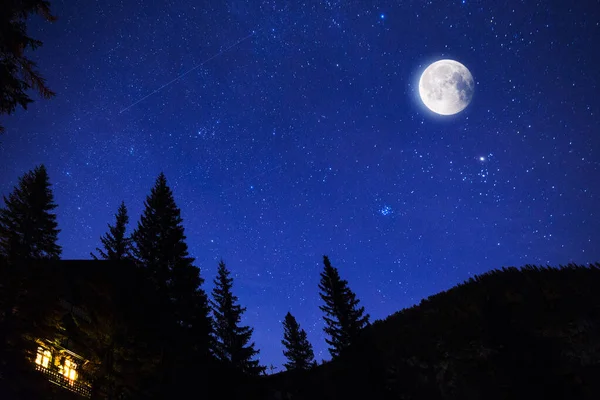 Cielo nocturno con estrellas en las montañas Dolomitas, Italia —  Fotos de Stock