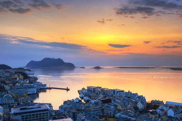 Schöner Sonnenuntergang Über Alesund Norwegischen Meer Norwegen — Stockfoto