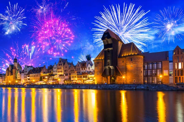 Prachtige oude stad in Gdansk over de Motlawa Rivier in de schemering, Polen — Stockfoto