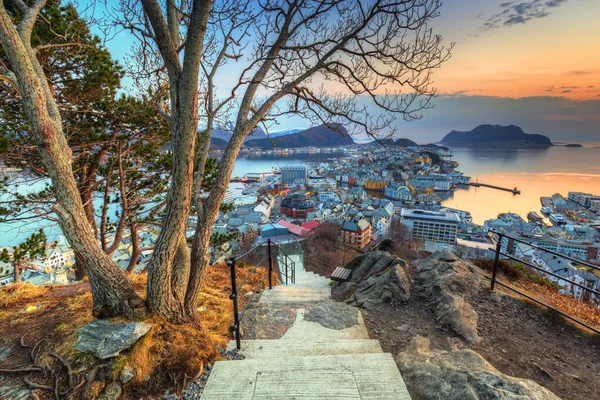 Hermosa Puesta Sol Sobre Ciudad Alesund Mar Noruega Noruega —  Fotos de Stock