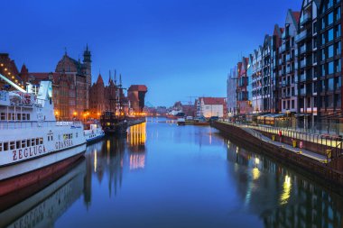Gdansk, Polonya - 24 Kasım 2019: Motlawa nehri üzerinde eski bir kasaba olan Gdansk, Polonya. Gdansk, gotik mimarisi ile Polonya 'nın Pomeranya' nın tarihi başkentidir..