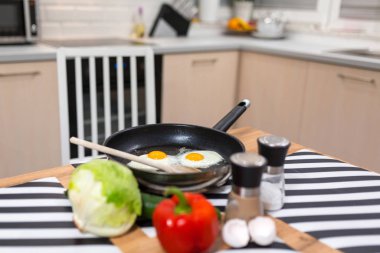 Mutfakta tavada yumurta.