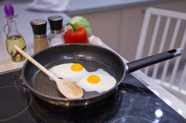 Mutfakta tavada yumurta.