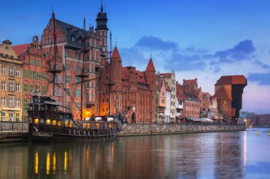 Güneş doğarken Motlawa nehrinin üzerinde güzel eski bir kasabayla Gdansk, Polonya.