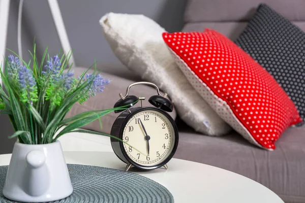 Analoger Wecker Auf Dem Tisch Schlafzimmer Mit Bunten Kissen — Stockfoto