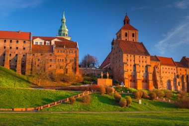Vistula Nehri 'ndeki Grudziadz' ın ambarları. Polonya.