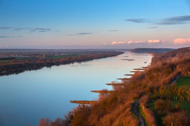 Vistula Nehri 'nde güzel bir günbatımı yansıması, Grudziadz. Polonya
