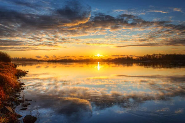 Incrível Pôr Sol Refletido Rio Vístula Grudziadz Polónia — Fotografia de Stock