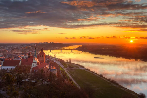 夕日でGrudziadzとヴィスワ川の旧市街 ポーランドのKuyavian Pomeranian Voivoship — ストック写真