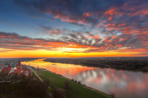 在波兰的Grudziadz市和Vistula河上空令人惊奇的落日 — 图库照片