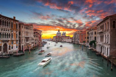 Santa Maria della Salute Basilica, İtalya ile Venedik üzerinde güzel bir gün batımı