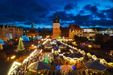 Polonya 'nın eski Gdansk kasabasında Noel panayırı