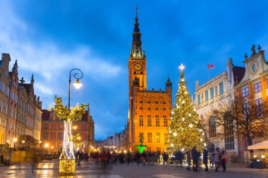 Gdansk 'taki Long Lane ve belediye binası. Alacakaranlıkta güzel bir Noel ağacı, Polonya.
