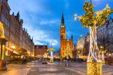 Gdansk 'taki Long Lane ve belediye binası. Alacakaranlıkta güzel bir Noel ağacı, Polonya.