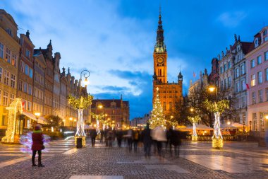 Gdansk 'taki Long Lane ve belediye binası. Alacakaranlıkta güzel bir Noel ağacı, Polonya.