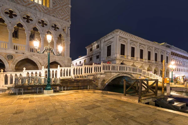 San Marco meydanındaki Doges Sarayı 'nın muhteşem mimarisi. — Stok fotoğraf